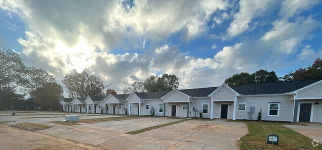 Building Photo - Welcome to Indian Creek Townhomes – Your P...