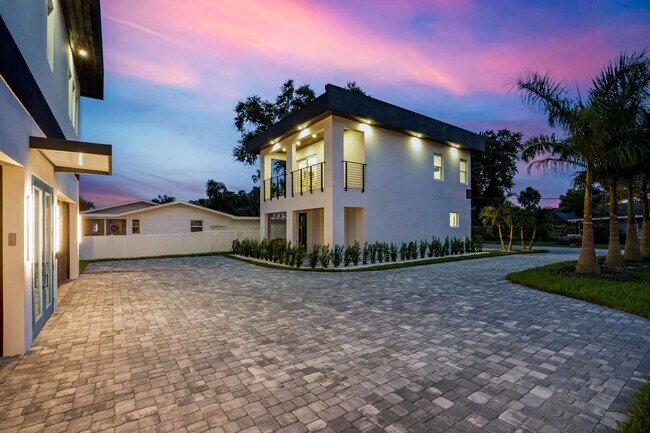 Foto del edificio - 3/2 Luxury Custom Home plus 1/1 Guest House (4/3 total) plus Pool and Stunning Views!!