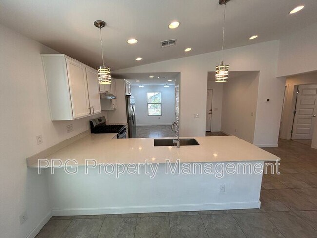 Building Photo - 16422 W Saguaro Park Ln
