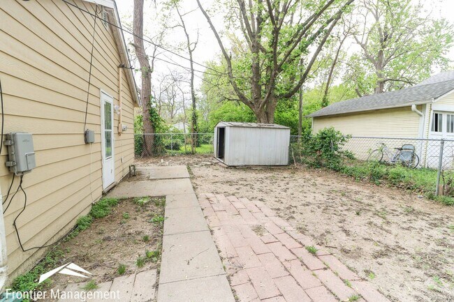 Building Photo - 2 br, 1 bath House - 200 S. Manhattan Ave 1