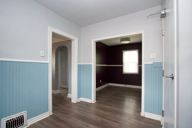 Photo du bâtiment - Cute and Cozy 2 Bedroom + Den Main Floor for Rent in Oshawa - Utilities Included!