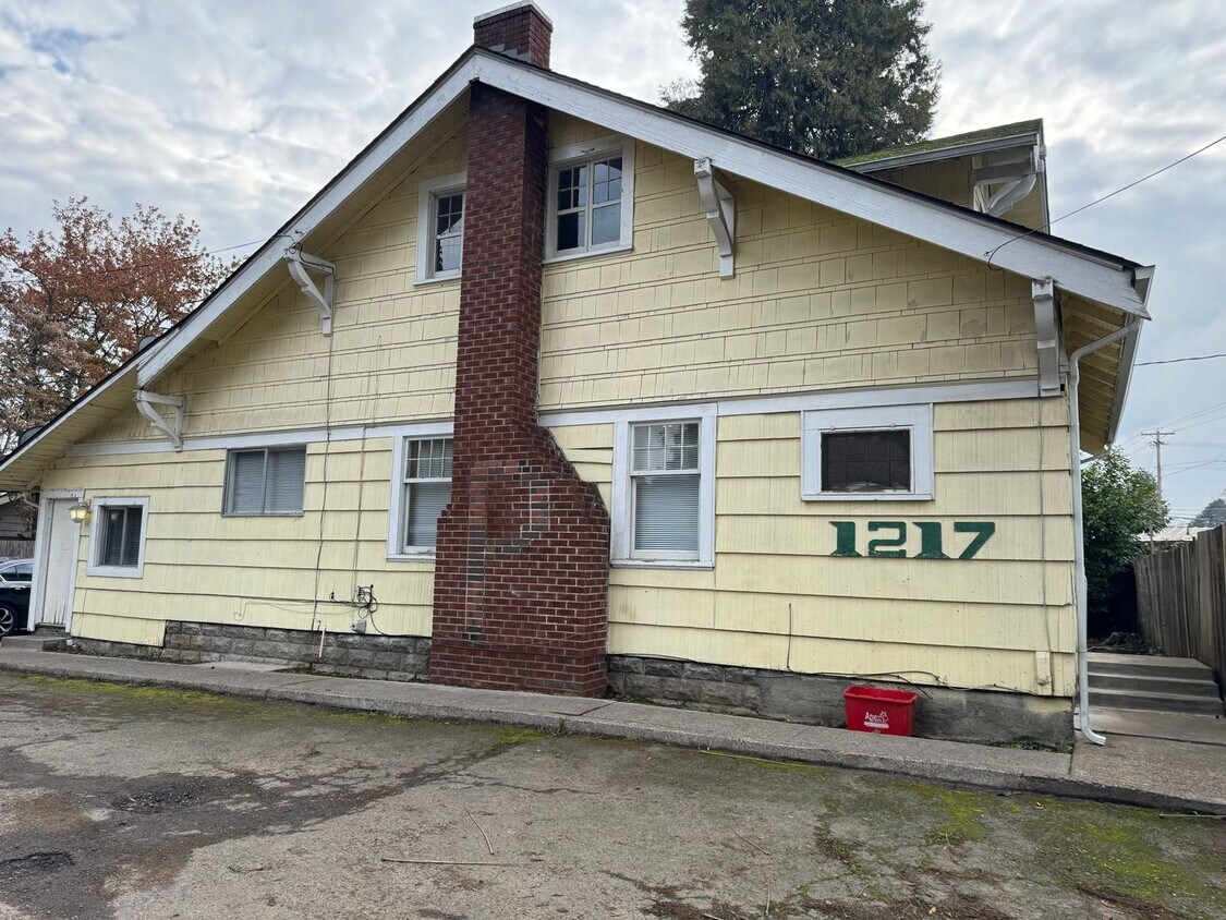 Foto principal - Large 4 bedroom, 1.5 bathroom farm house o...