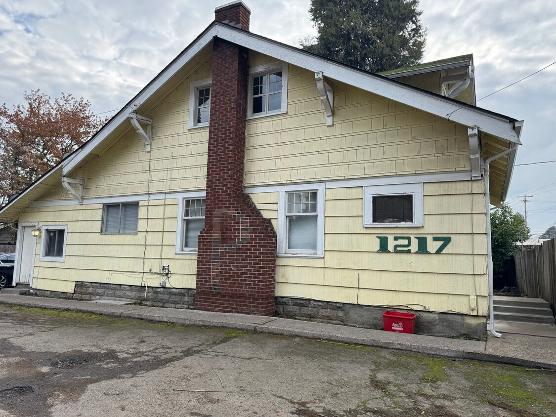 Primary Photo - Large 4 bedroom, 1.5 bathroom farm house o...
