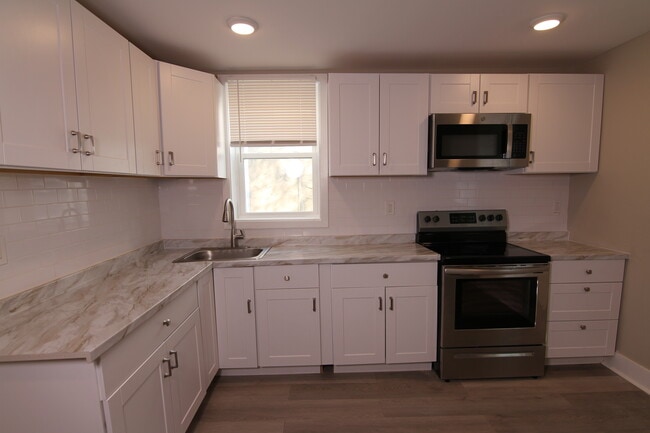 Building Photo - 1631 Dyre St