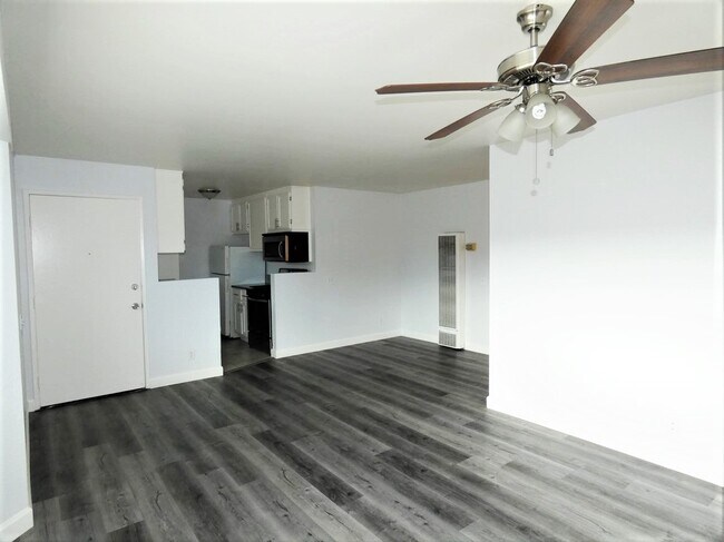 Building Photo - 563 Cherry Ave