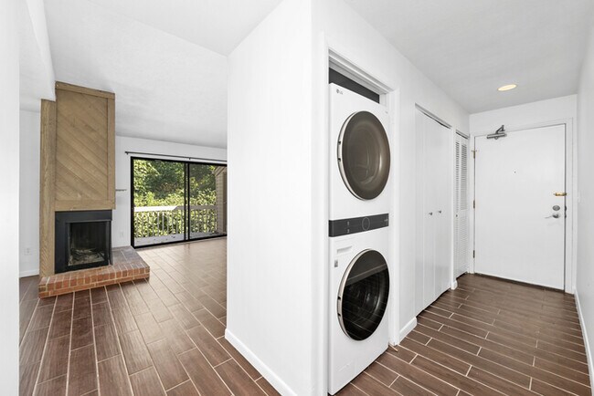 Foto del edificio - Freshly Painted and Clean Condo Kenwood/Ma...