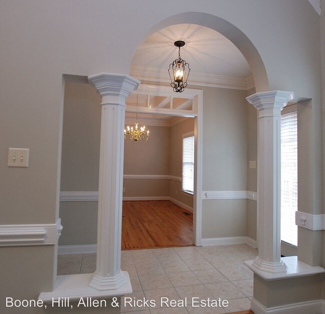 Building Photo - 503 Woods Walk Ln