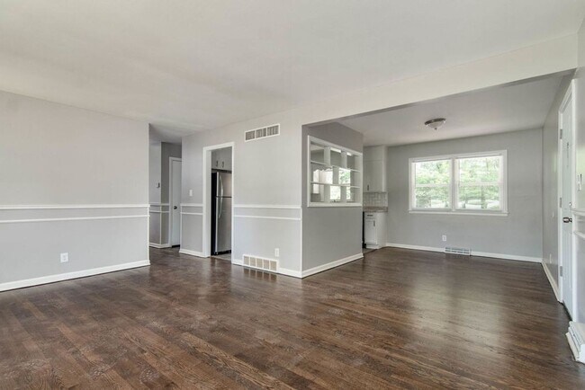 Building Photo - 3 Bed, 1.5 Bath- $1400 a Month