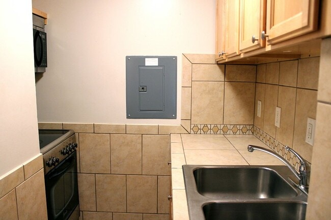 Building Photo - 531 Remington St