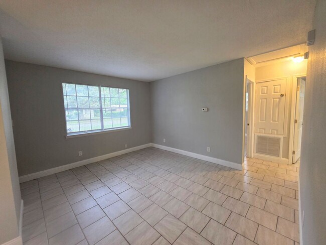 Building Photo - Updated 2BR/1BA home with indoor laundry a...