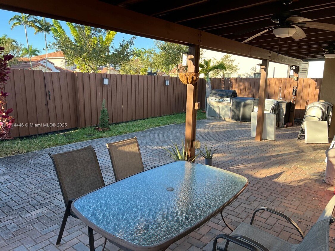 Foto del edificio - 9816 NW 10 Terrace