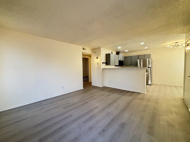 Foto del edificio - Updated Downstairs 2 Bed | 1 Bath Apartment – Move-In Ready