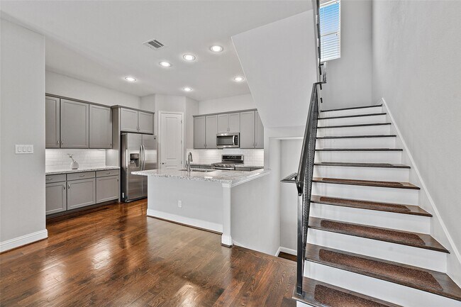 Building Photo - 1221 W 19th St