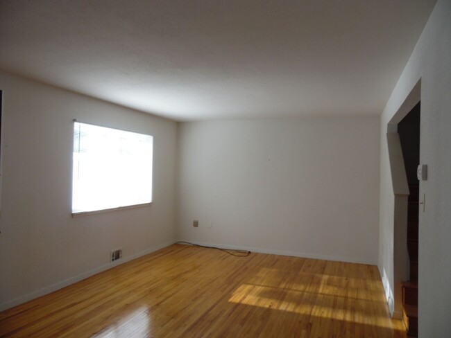 Building Photo - 3 bedroom home with Two car Garage and sun...
