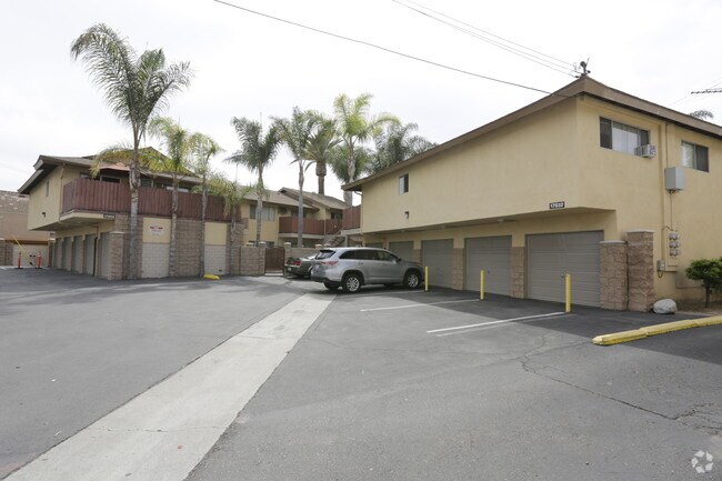 Foto del edificio - 17022-17032 Kenyon Dr