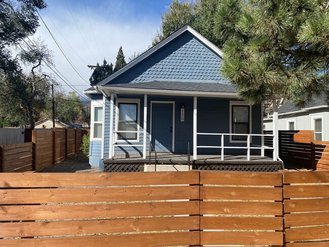 Building Photo - Adorable yet Modern 2 Bedroom - 1 Bath Sin...