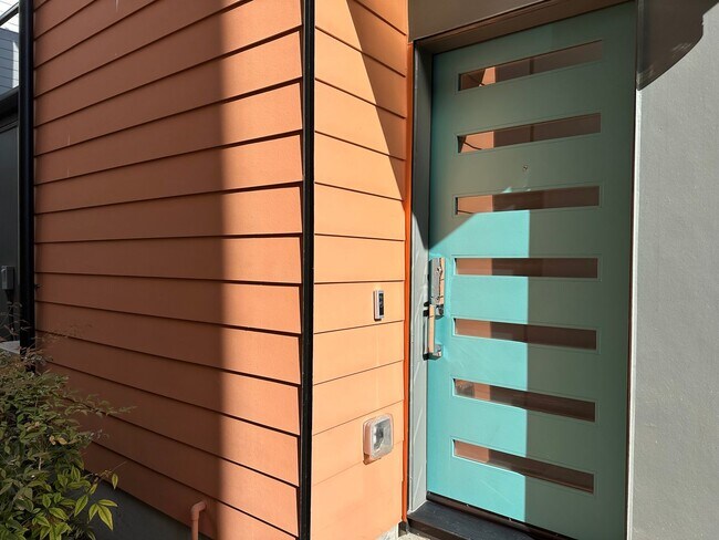 Building Photo - Rare Newer Build 4 bedroom Ballard Home fo...