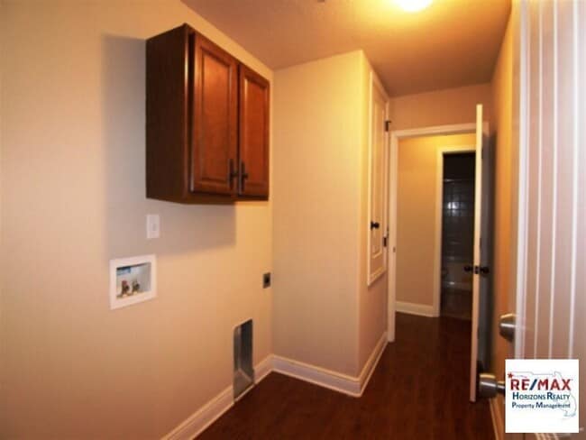 Building Photo - Fabulous move in ready home! Now offing half off 1st months rent!!