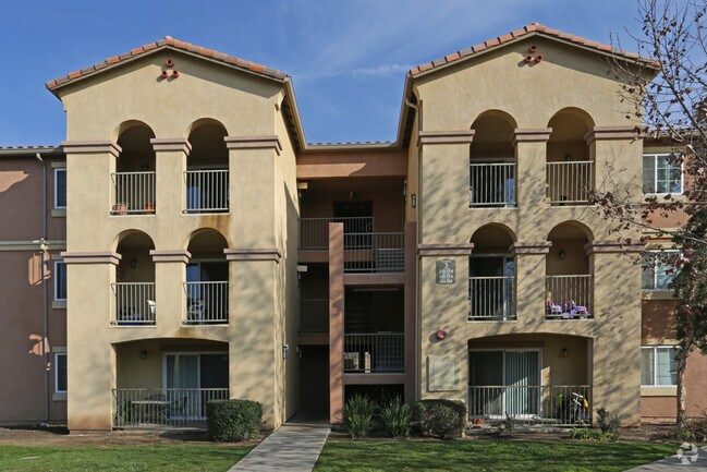 Foto del edificio - Liberty Family Apartments