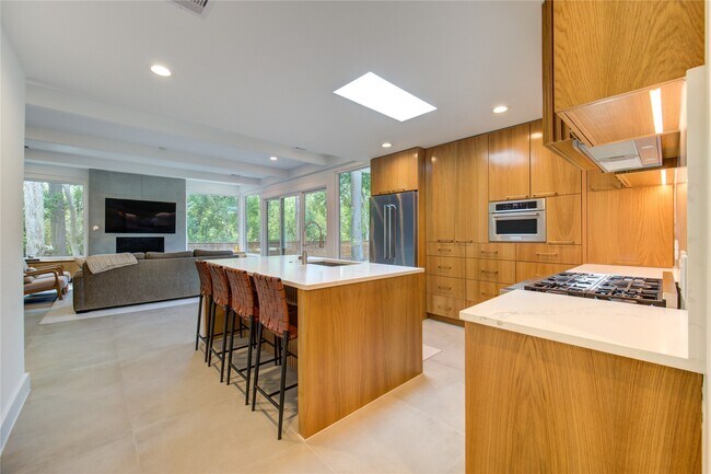 Building Photo - 303 Isolde Dr