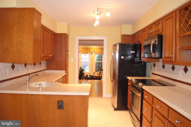 Building Photo - 5906 Maplewood Park Pl