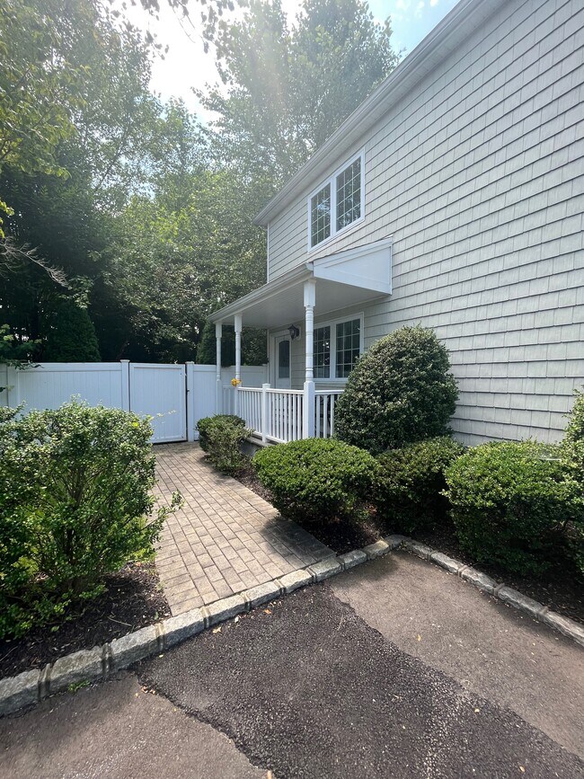 3 Lee Gray Ct Unit 3, Glen Cove, NY 11542 Apartments in Glen Cove, NY