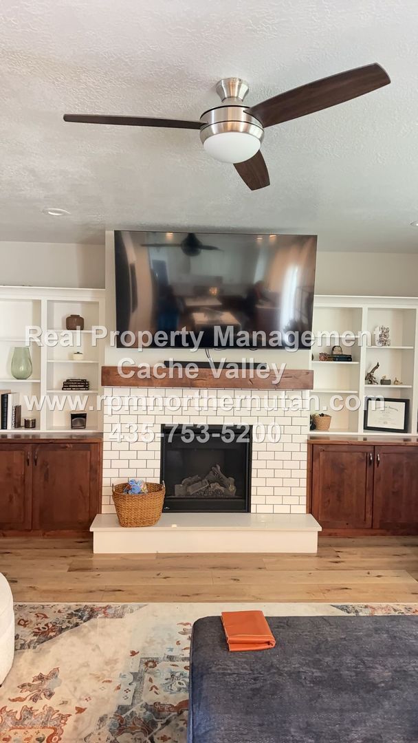 Building Photo - Stunning 5 bedroom home with office in Nibley!