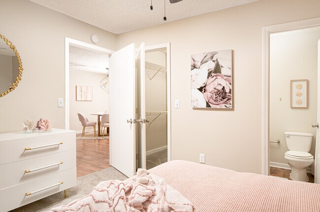 ¡Relájate en tu propia y cómoda habitación en Southwind Apartments en Richland, Mississippi! - Southwind