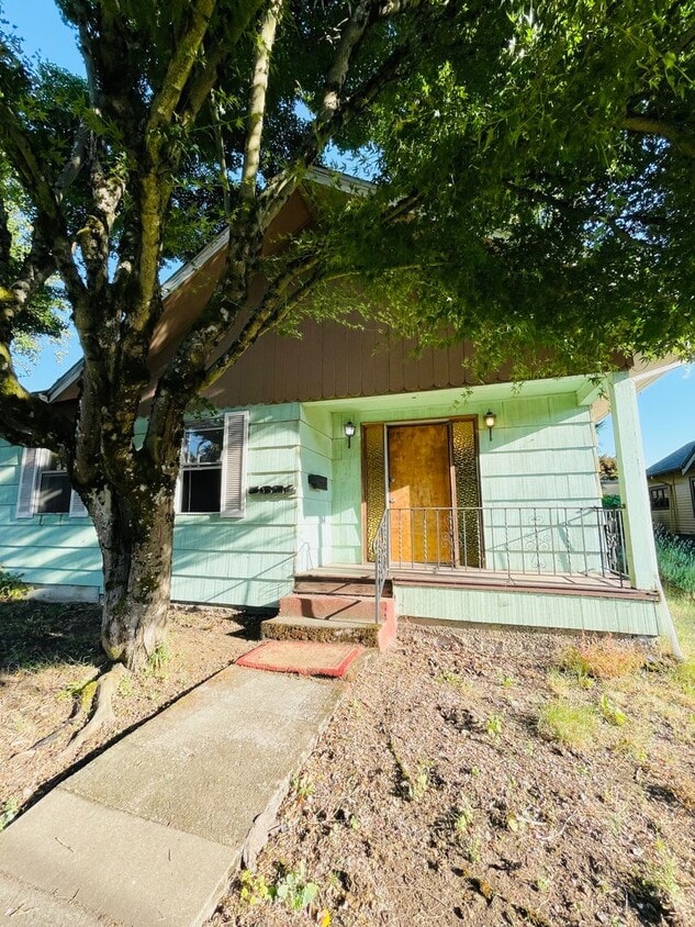 Foto principal - Charming 1 Bed, 1 Bath House with Yard in ...
