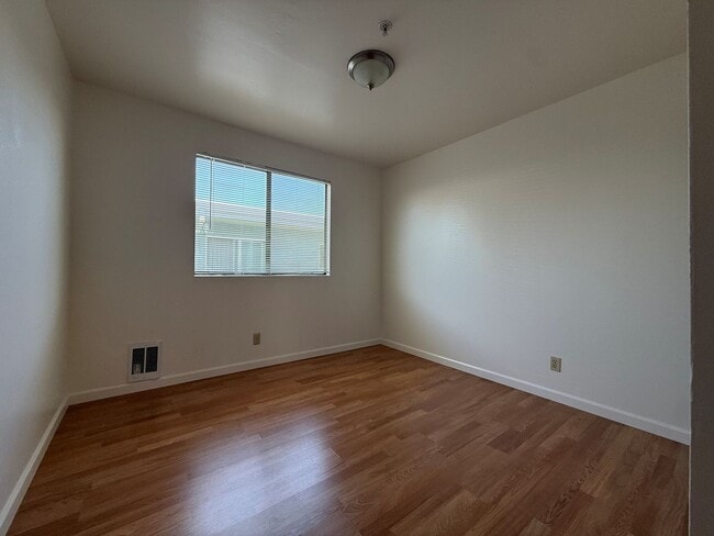 Building Photo - A bright and clean 2-bed, 1-bath home located in Oakland’s convenient Laurel District.
