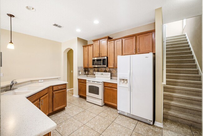Building Photo - Lovely 3 Bedroom + Loft /Bedroom - 3 Baths...