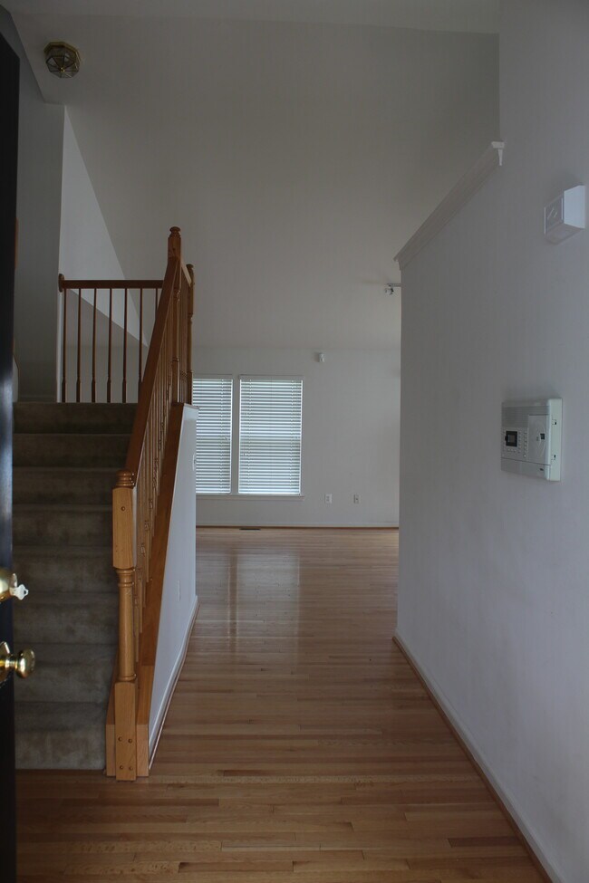 Entrada - 254 Lone Tree Dr