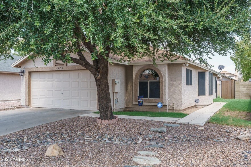 Foto principal - 6450 W Lawrence Ln