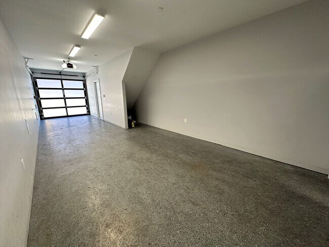 Foto del edificio - Stunning 3-Bedroom Townhome in Fishtown wi...