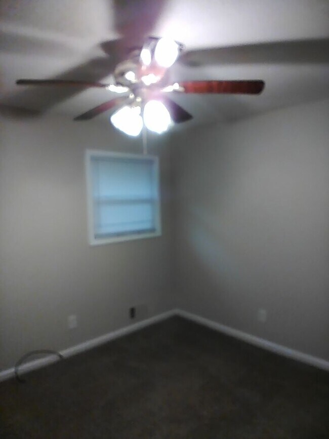 Foto del edificio - AMAZING 3 BEDROOM HOME READY TO MOVE INTO!...