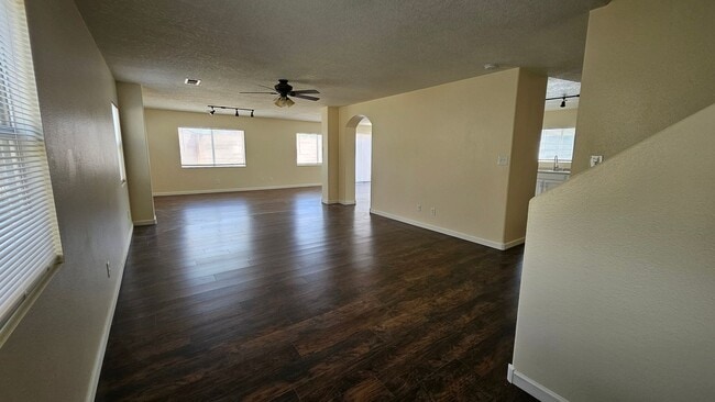 Building Photo - 5 Bed 3 Bath