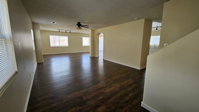 Foto del edificio - 5 Bed 3 Bath