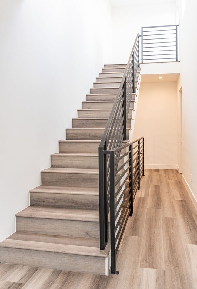 Foto del edificio - Beautiful Spacious Modern 3 Bedroom Townhome Available Now! - ONE MONTH FREE