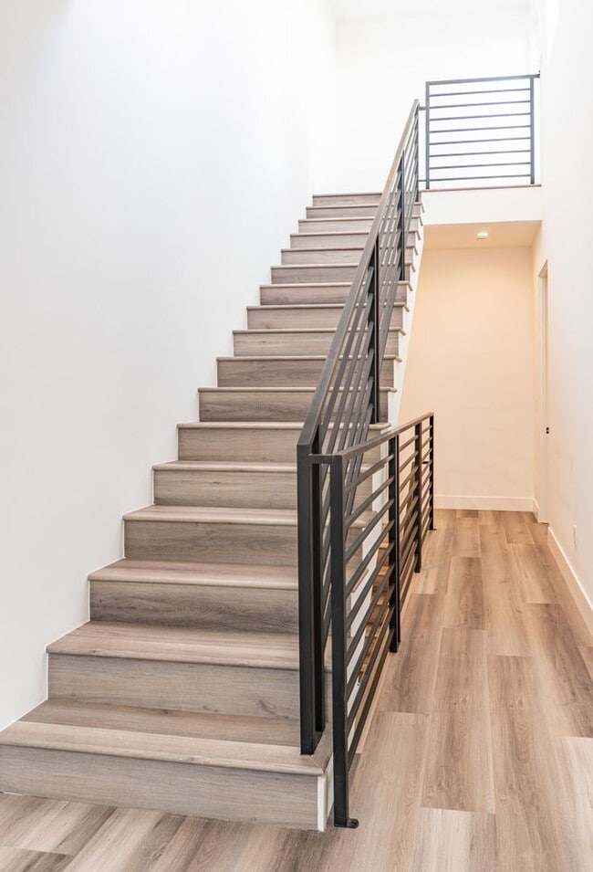 Building Photo - Beautiful Spacious Modern 3 Bedroom Townhome Available Now!