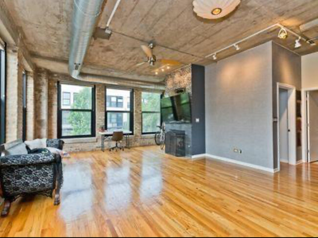 living room - 1070 W 15th St