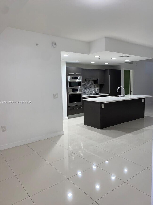 Foto del edificio - 7751 NW 107th Ave