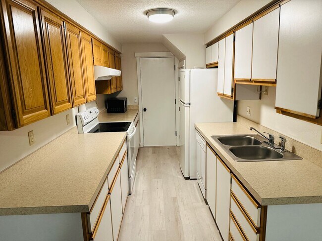 Foto del edificio - Charming Updated & Spacious Condo in a Pea...