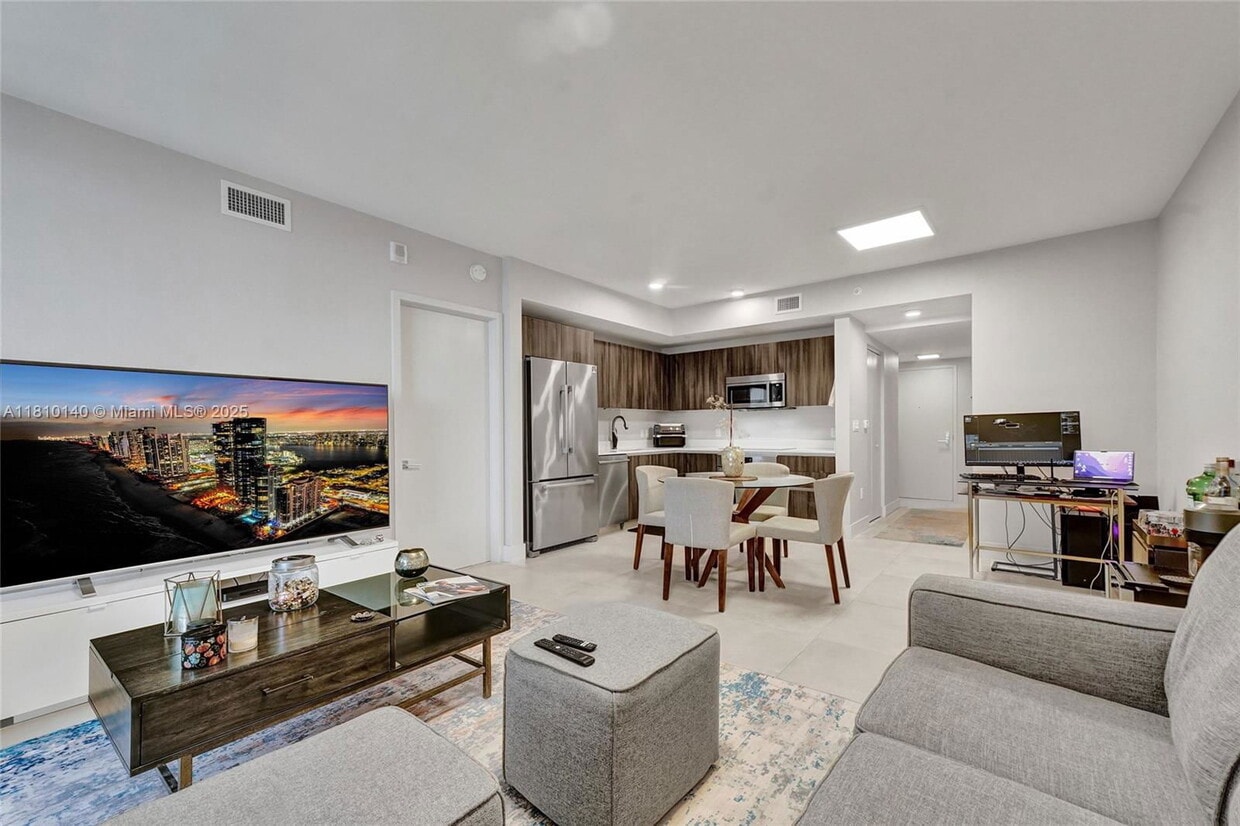 Foto principal - 488 NE 18th St