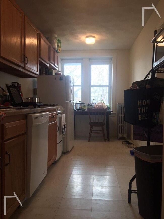 Building Photo - Nicely updated 2 bed unit near the Green Line!