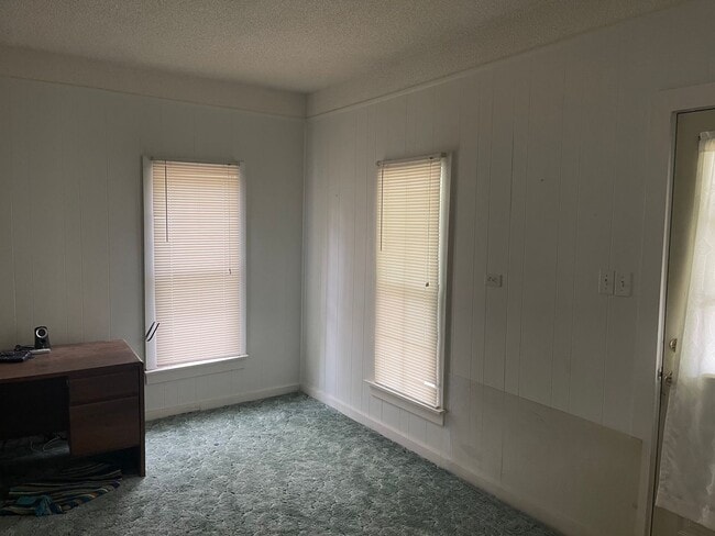 Building Photo - $795 - 2 bed 1 bath - Single Family Home