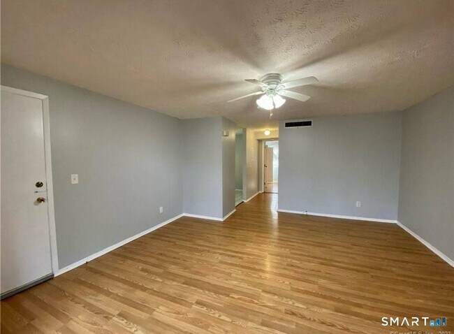 Foto del edificio - 165 Towne House Rd