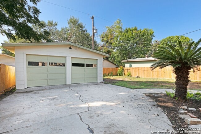 Foto del edificio - ~~COZY 3BD/2BA HOME! HIGHLANDS HIGH SCHOOL!!~~