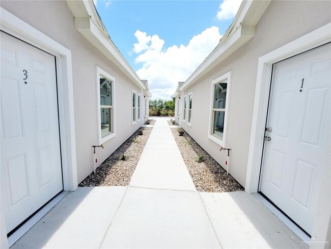 Building Photo - 13 Rosemary Dr