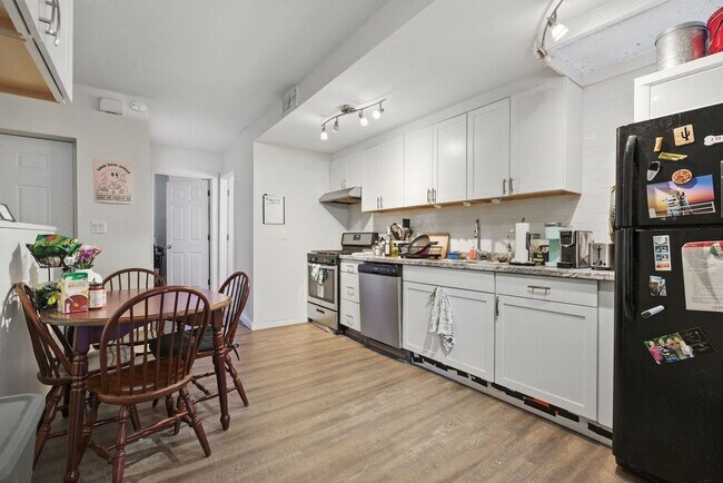 Foto del edificio - 4 bed, 1.5 bath Southside Flats Apartment!
