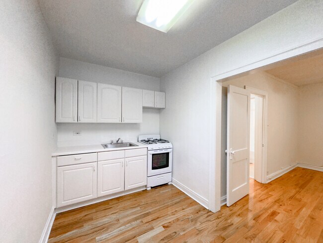 Foto del edificio - 545 W Wellington Ave